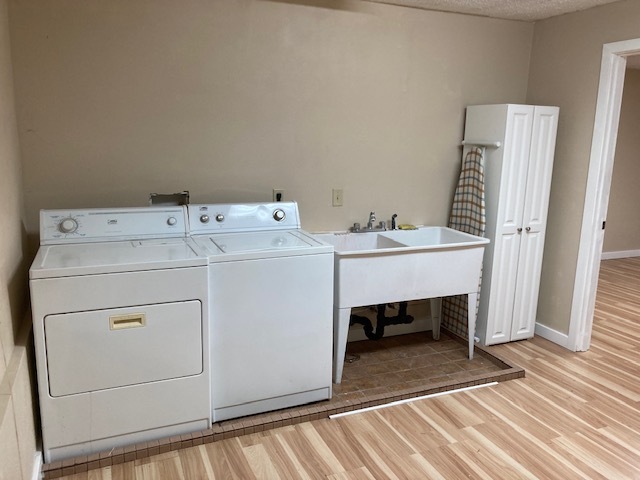 Laundry room on lower level - 1560 Fir St S