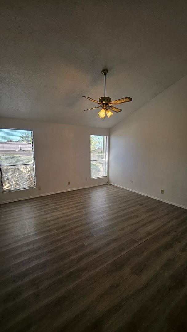 Building Photo - 3 bed 1.5 bath