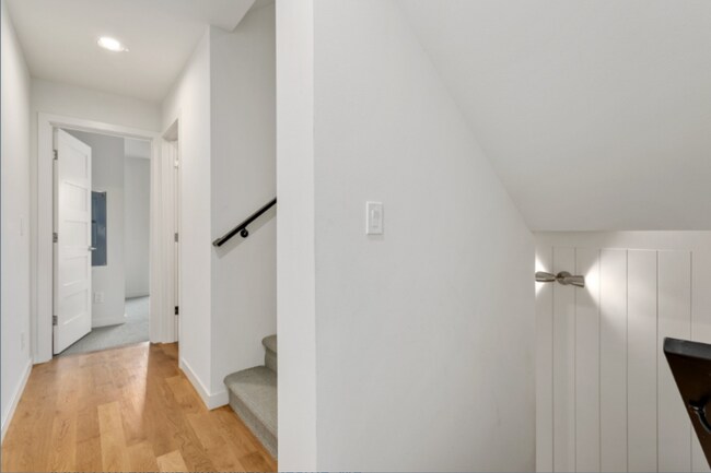 Building Photo - Modern 3 Bed Townhouse in Seattle | 2 Bath $3,800!!