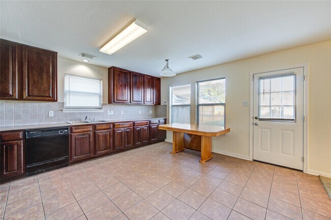 Building Photo - 15326 Mission Oak Dr
