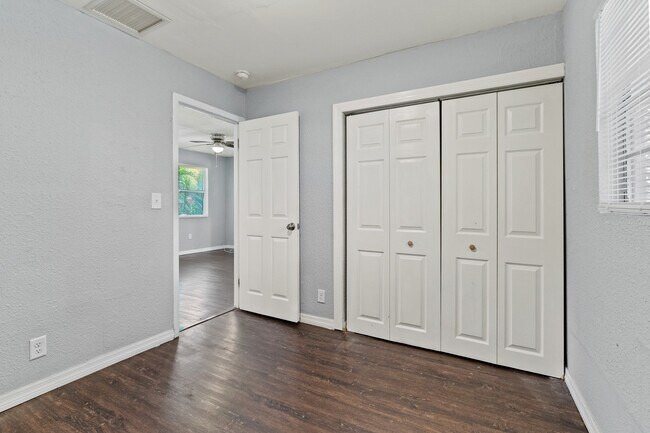 Building Photo - 901 Vine Ave