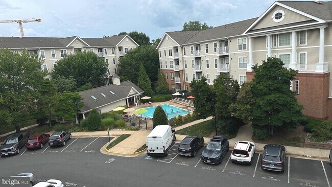 Building Photo - 7011 Falls Reach Dr