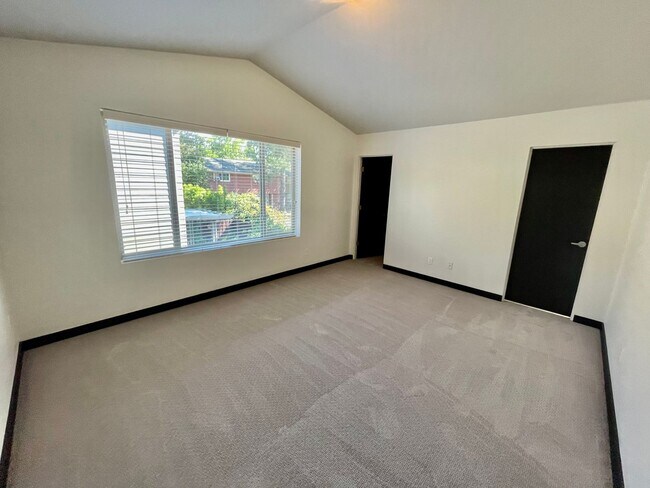 Building Photo - ** HALF MONTH'S FREE RENT **Modern 3bd/2.5...