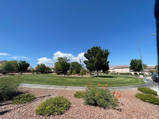 Building Photo - Great 1 story home, 3brs, 2bth, 2cg