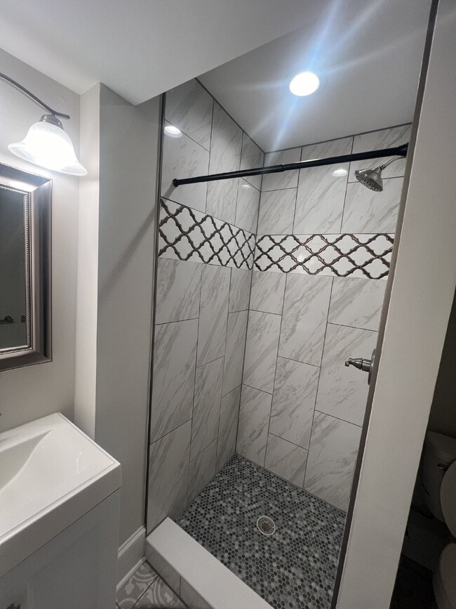 Building Photo - Charming 3-Bedroom Home with 3 Full Bathro...