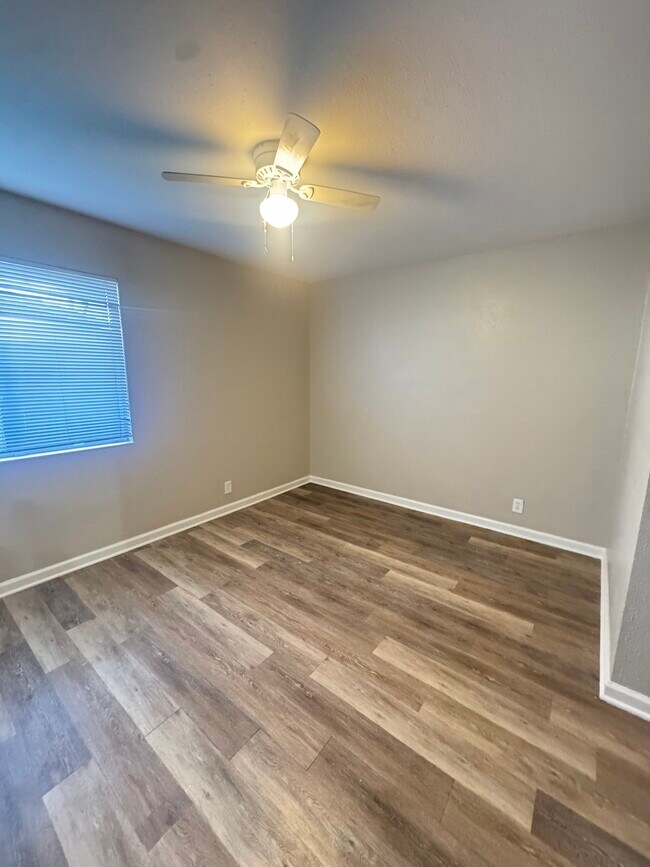 Building Photo - 2221 Dogwood Way