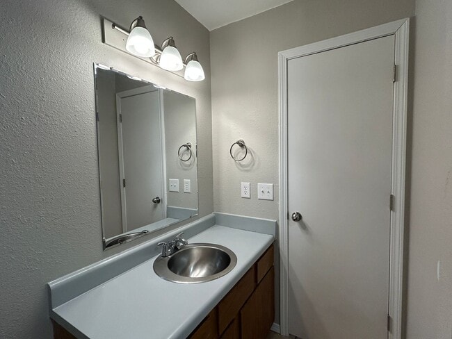 Building Photo - Minutes from Downtown Rogers – 2 Bed Apart...