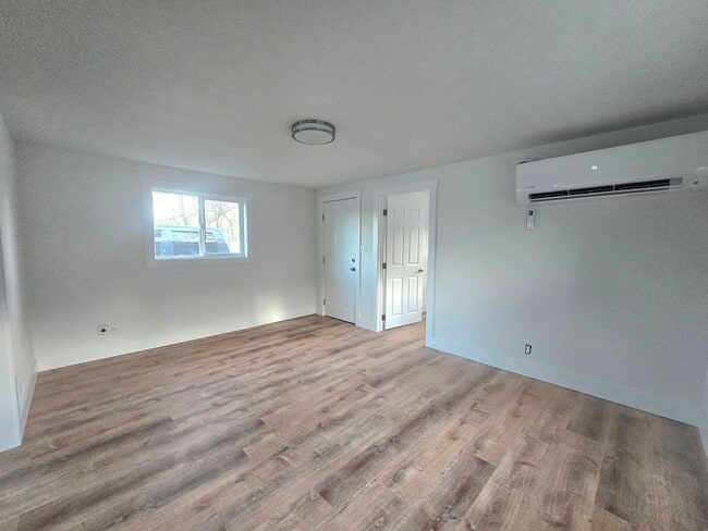 Building Photo - 9 &amp; 9 1/2 Alderson Ave