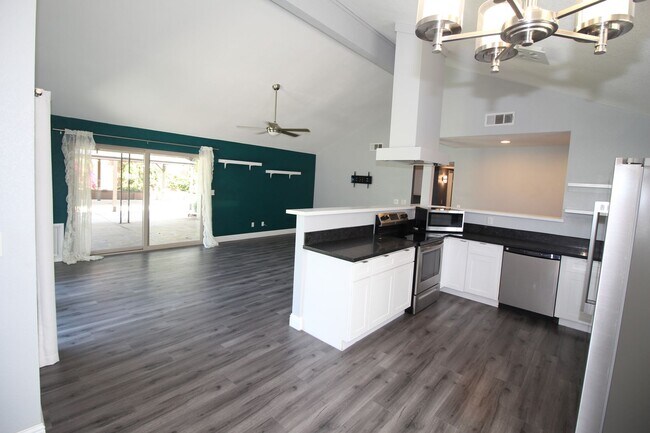 Building Photo - NE Fresno Home with Huge Yard and RV Parking