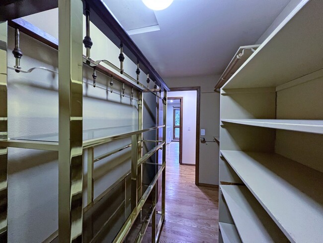 Building Photo - Gated Sound view home Des Moines area, 4 bed plus den 2.5 bath 3900 s/f, Available NOW!!!