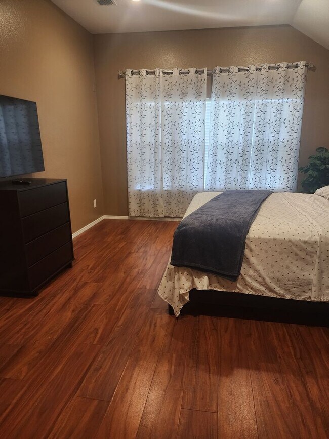 Building Photo - Move In Ready
