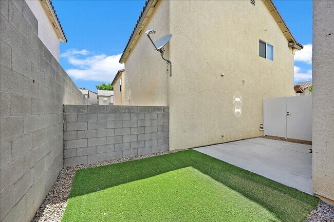 Building Photo - 8755 W Firecracker Ct