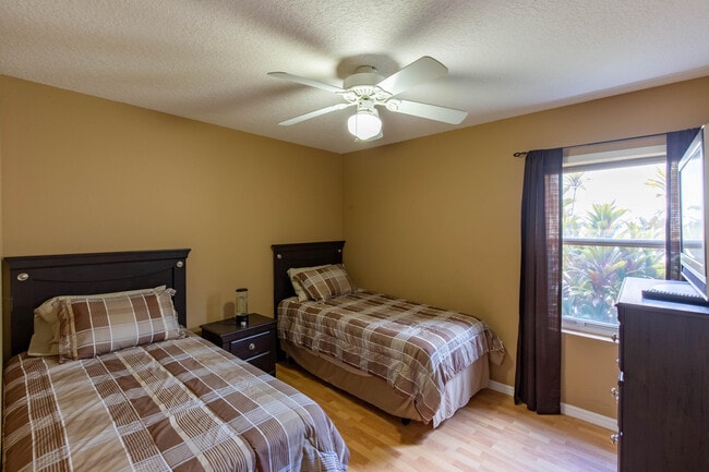 Building Photo - 10746 Oak Bend Way