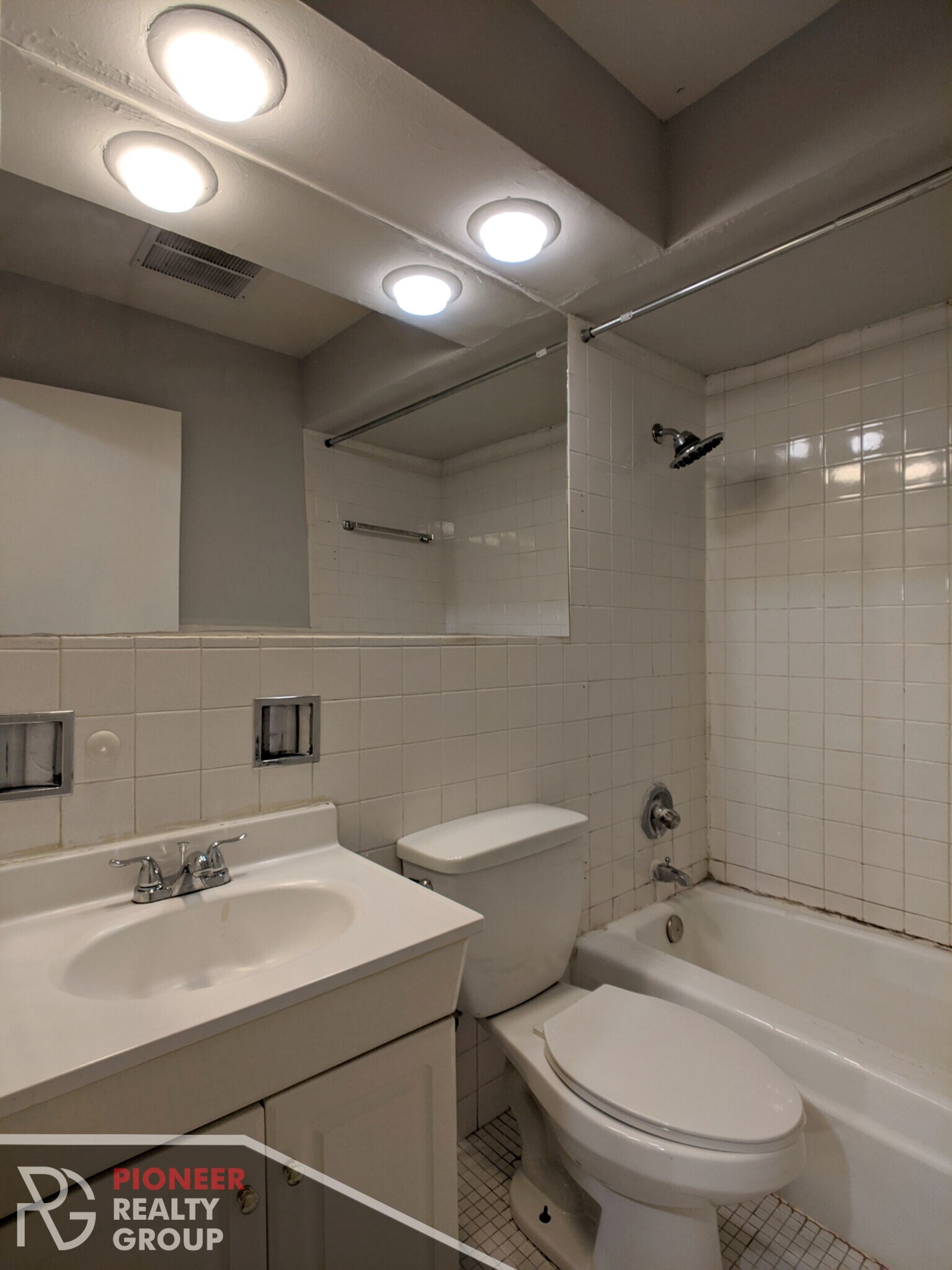 Building Photo - 502 W Briar Pl
