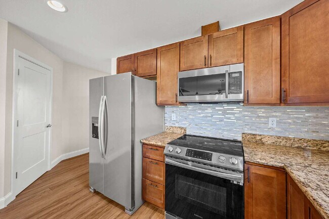 Building Photo - **APPLICATION ALREADY RECEIVED. NO SHOWINGS AT THIS TIME** 4 bedrooms, 2.5 bathrooms with attache...