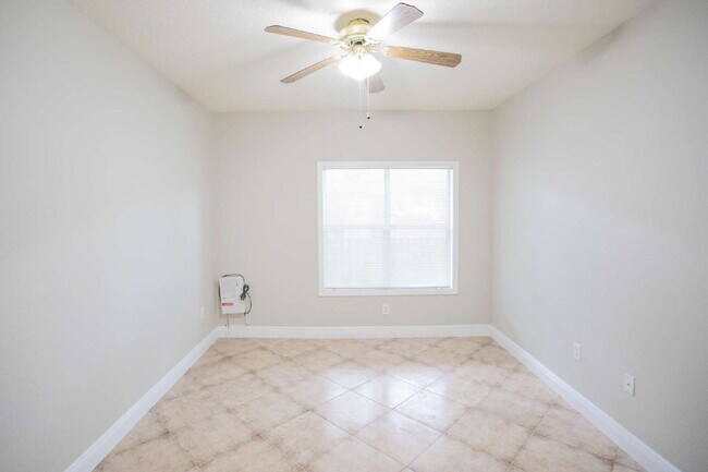 Building Photo - Gorgeous Condo near beaches, shopping and highways