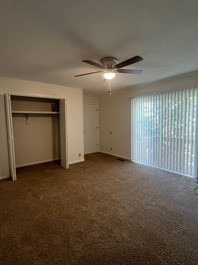 Building Photo - Spacious 2 bdrm/1.5 bath townhome in Cedar...