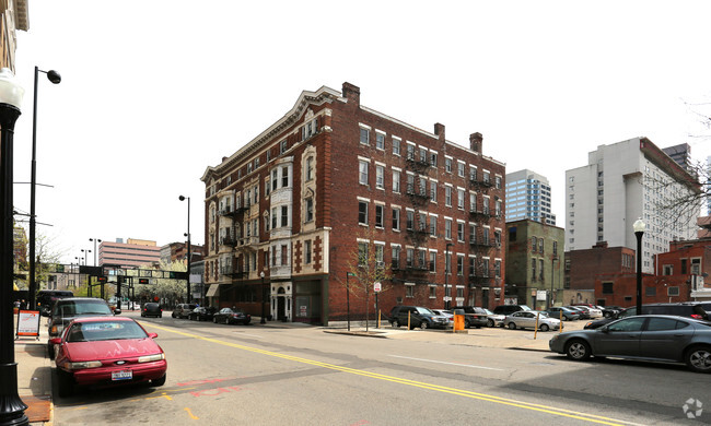 Building Photo - Court View