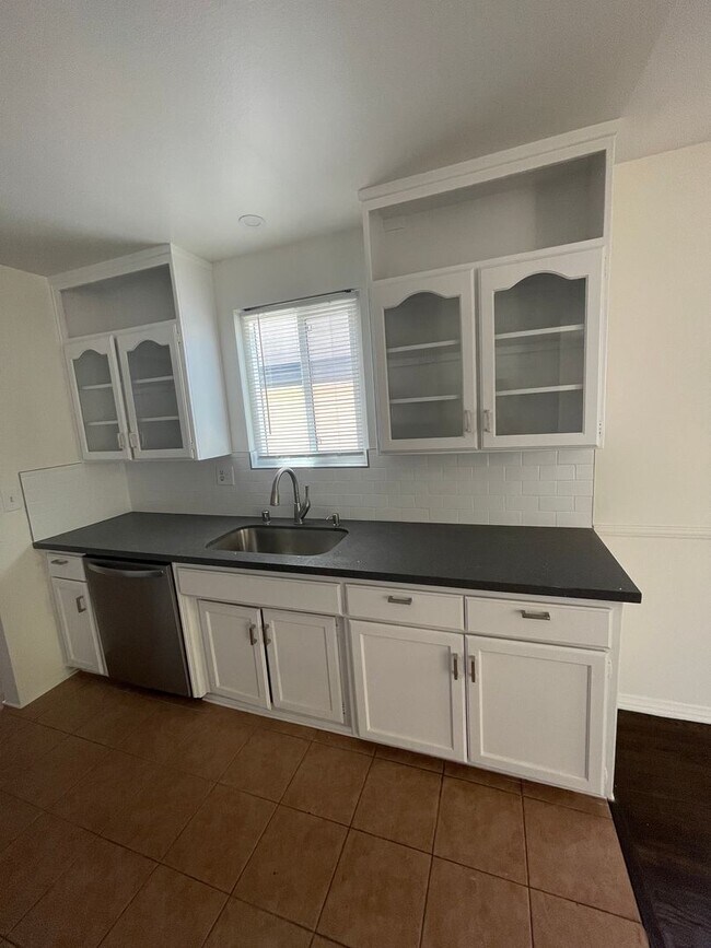 Building Photo - Charming 3br 1bth - Quiet Street