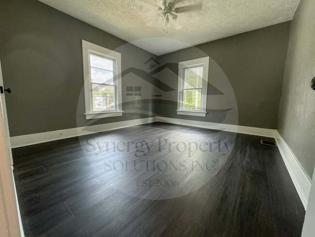 Building Photo - Crestline Home Available Now