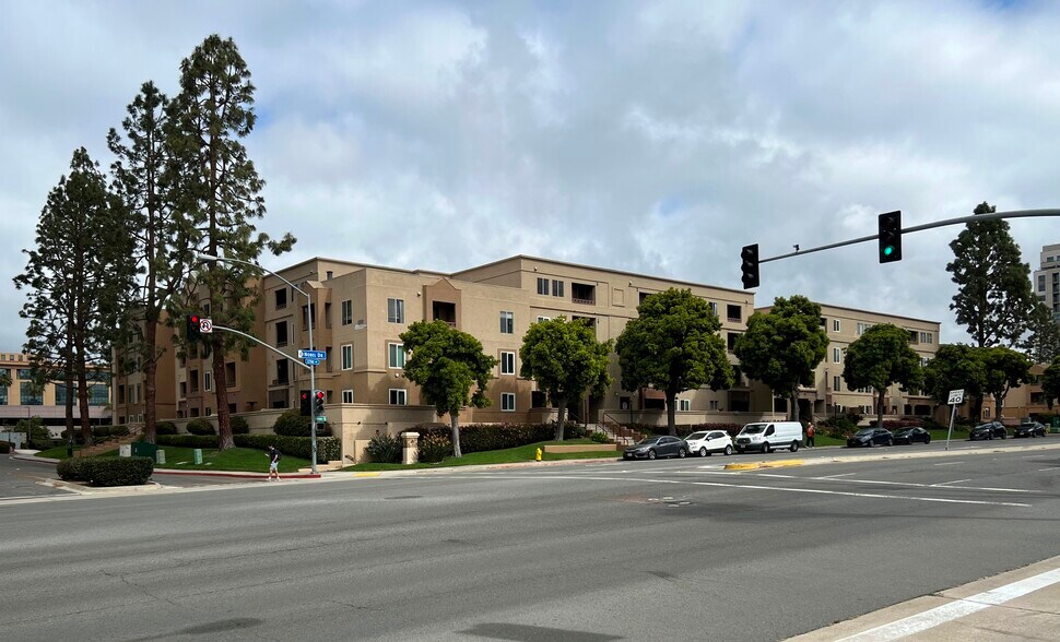 Building Photo - 8889 Caminito Plz