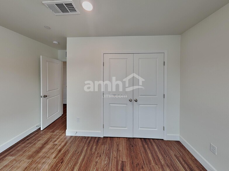 Building Photo - 341 Seville Ave