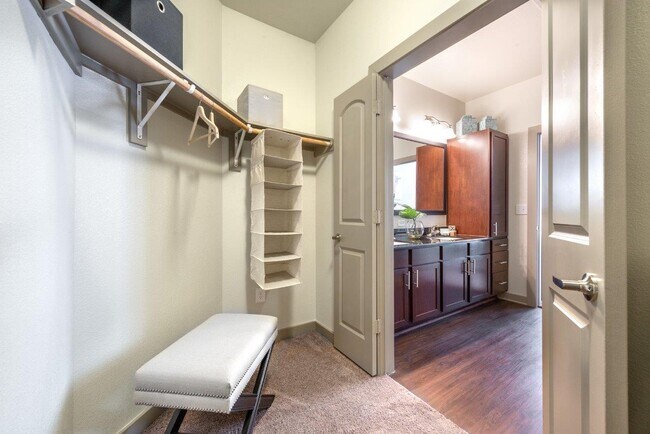 Building Photo - More Space, More Savings – Up to 6 Weeks F...