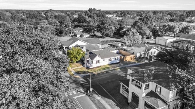 Building Photo - 1402 3rd Ave N