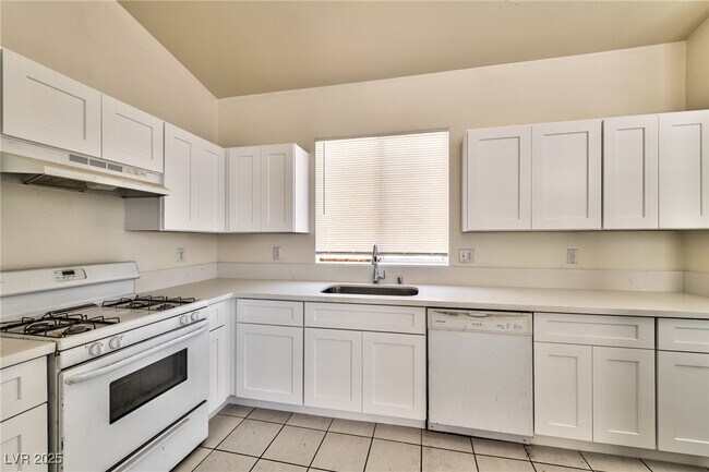 Building Photo - 2559 W Richmar Ave