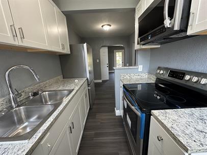 Building Photo - 2206 E 7th St