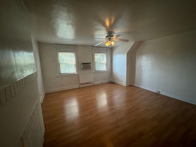 Building Photo - Updated Highland Park Townhome!