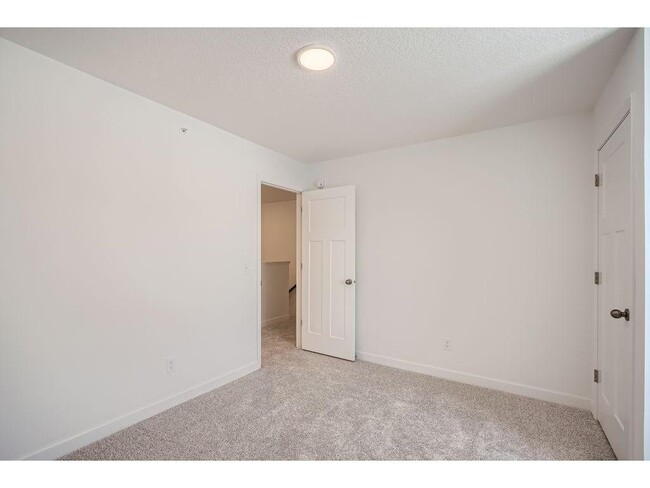 Building Photo - 1082 Jubert Dr