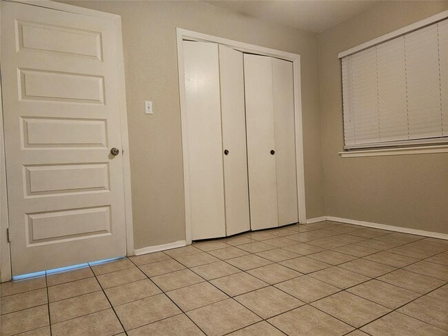 Building Photo - 2305 Cottonwood Dr