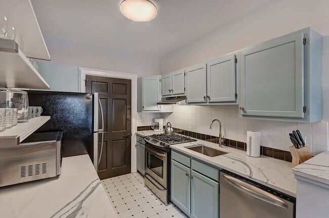 Building Photo - 518 Lamar Ave