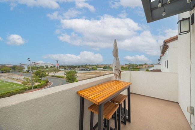 Building Photo - Perfectly located 4-bedroom townhouse in c...