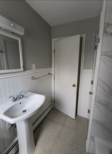 Bathroom - 75 Collins St