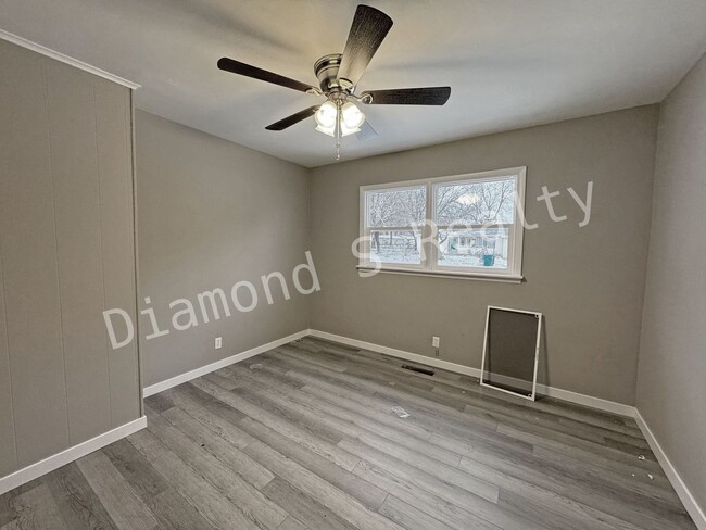 Building Photo - Large 4 bedroom - Completely Remodeled