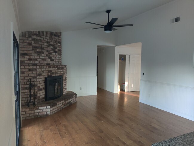 Building Photo - 1097 North Point Dr