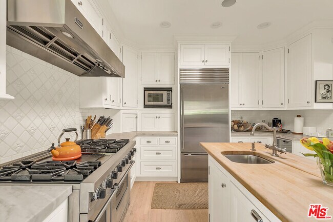 Building Photo - 6203 Temple Hill Dr