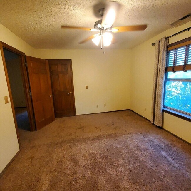 Building Photo - Beautiful home on Skyline Drive