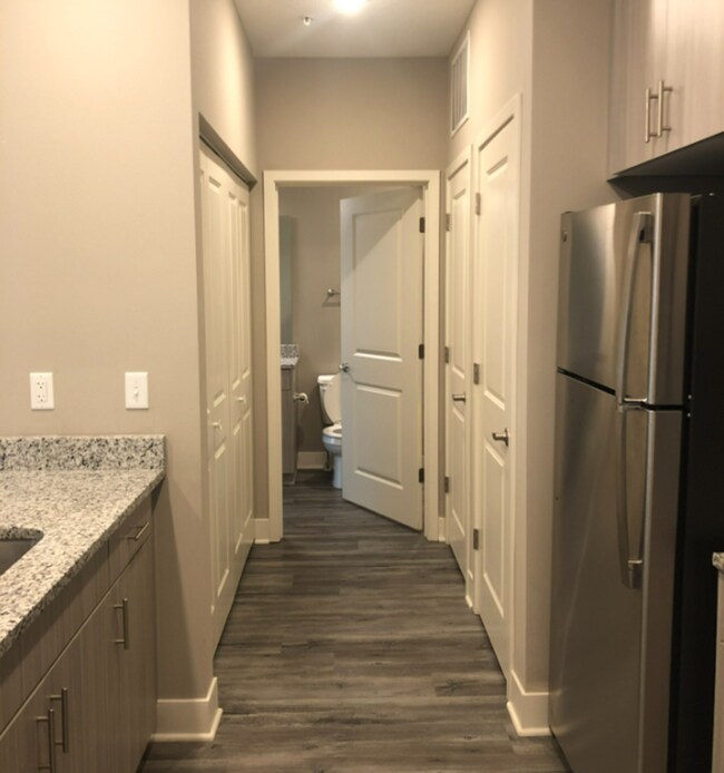 Building Photo - 2 Bedroom Luxury Apartment in the Northland of KCMO