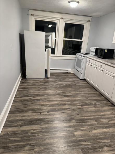 Kitchen - 950 Wyoming Ave