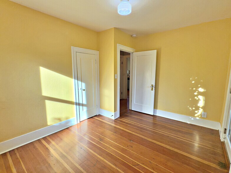 Building Photo - 2534 SE 31st Ave