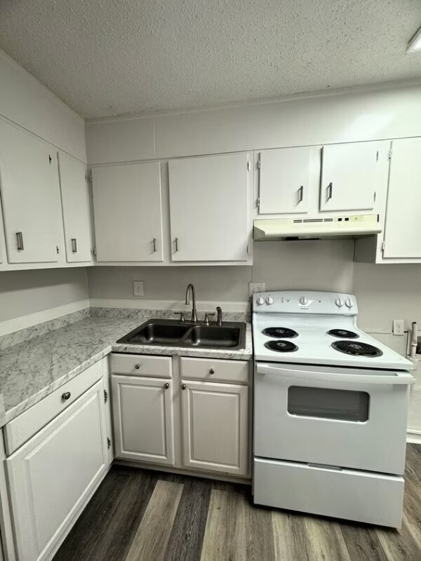 Building Photo - 208 Cloverleaf Dr