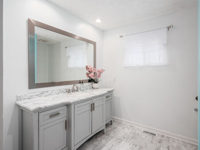 Building Photo - 2545 Vanderberg Ave