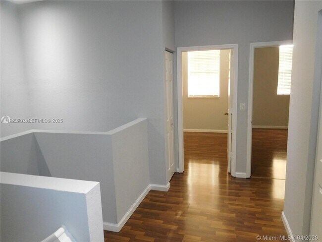 Building Photo - 646 NE 21st Ave