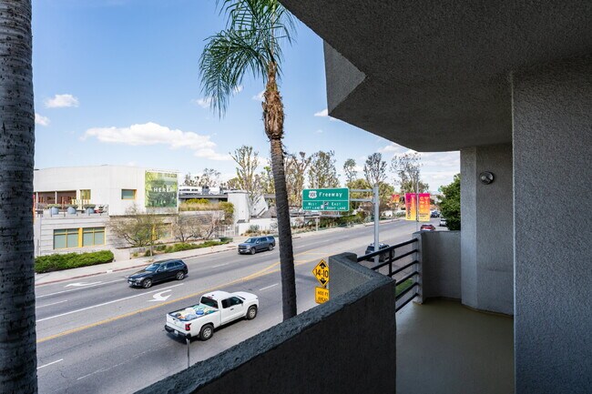 Building Photo - Smartly Designed 2-Bedroom Apartment in Pr...