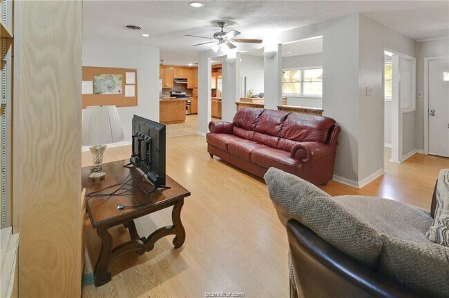 Building Photo - 305 W Brookside Dr
