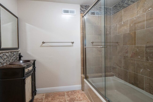 Building Photo - 5734 Fairview Pl