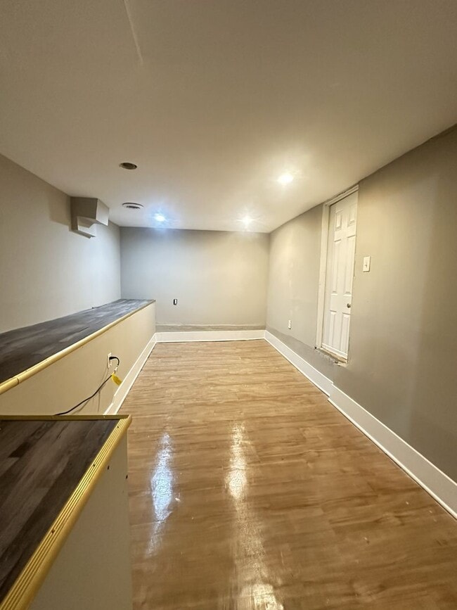 Building Photo - Spacious 4BR Rowhome Near Ellwood Park, Washer/Dryer Included